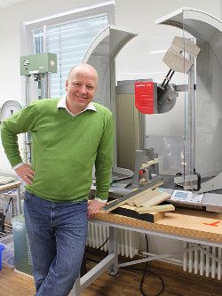 Leiter des Zentrallabors für Materialprüfung Professor Leps