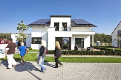 wie dieses Plus-Energie-Haus in der FertighausWelt Köln Foto BDF