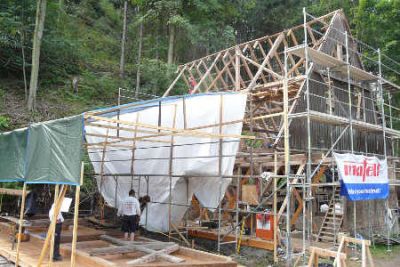 Scheune der Schneckenmühle e. V. wird mit Unterstützung von Wandergesellen und MAFELL Wer k- zeugen saniert Quelle Mafell