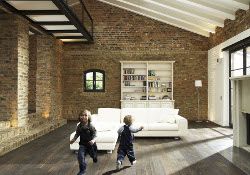 Starke Kontraste: Dunkler Parkettboden mit weißen Möbeln. Foto: vdp