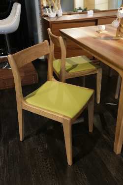 Ein moderner Stuhl aus Holz