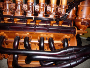 Detail Holz Ferrari v12motor