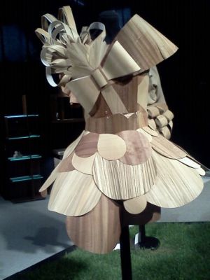 ein Kleid aus Furnier hergestellt